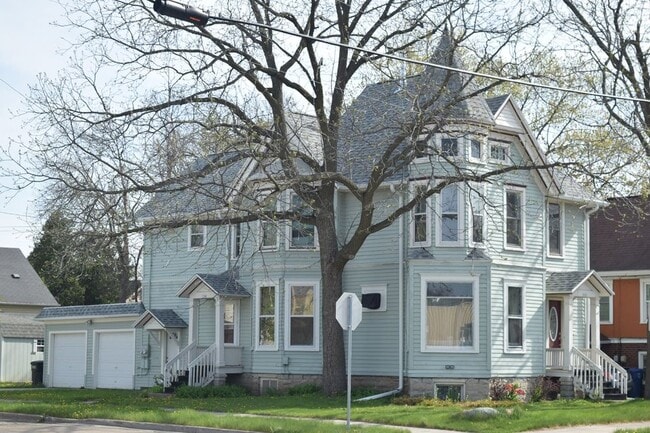 Building Photo - 102 E Irving Ave Unit 102 E. Irving