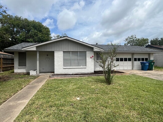 Building Photo - Remodeled 3 Bedroom 2 Bath Home