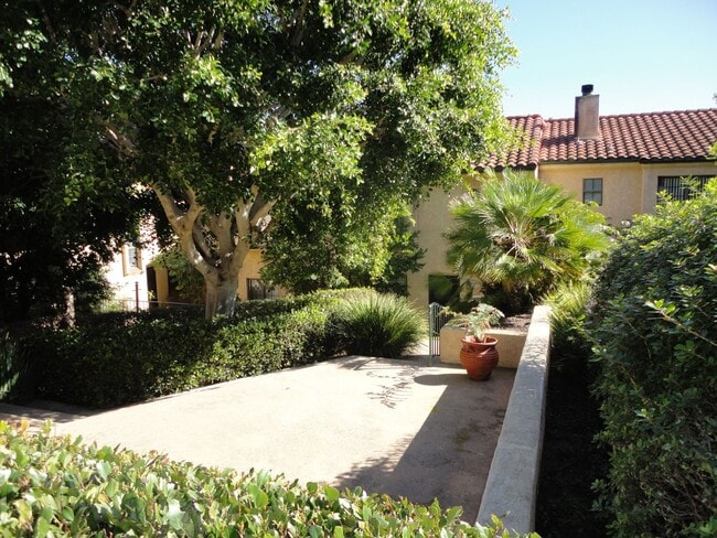Building Photo - 2 BDR Townhome in Ocean Beach with 2 Car G...