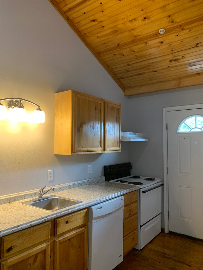 Puerta de entrada a la cocina - 1112 Cardinal St #112 Unidad Lofts on Lanana