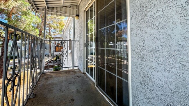 Photo - Las Vegas 2-Bed, 2-Bath Condo in Secure Ga... Unit J6