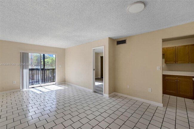 4805 NW 7th St Unit 302-15