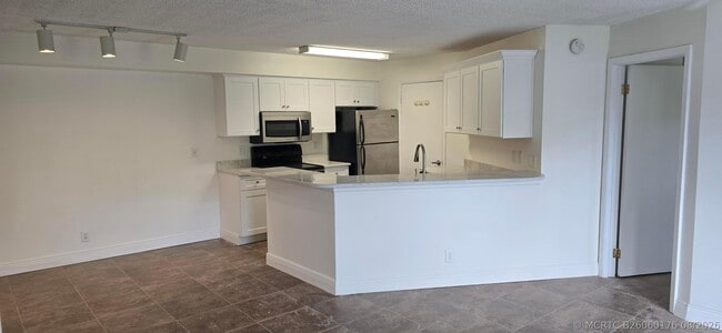 Building Photo - 9999 Summerbreeze Dr Unit 417