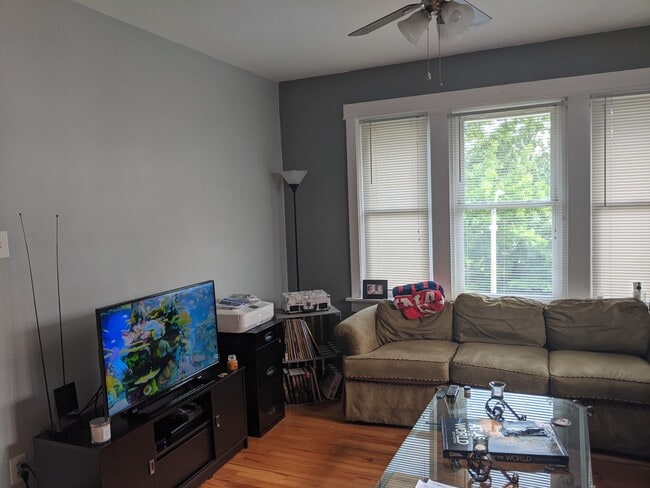 Building Photo - 5225 Bancroft Ave Unit 2W