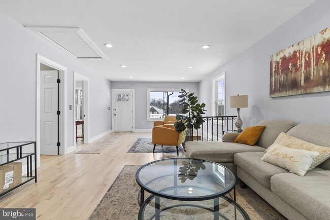 Photo - 4840 Hayes St NE