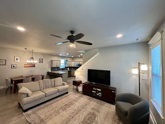 Photo - 1720 W Broadway Pl