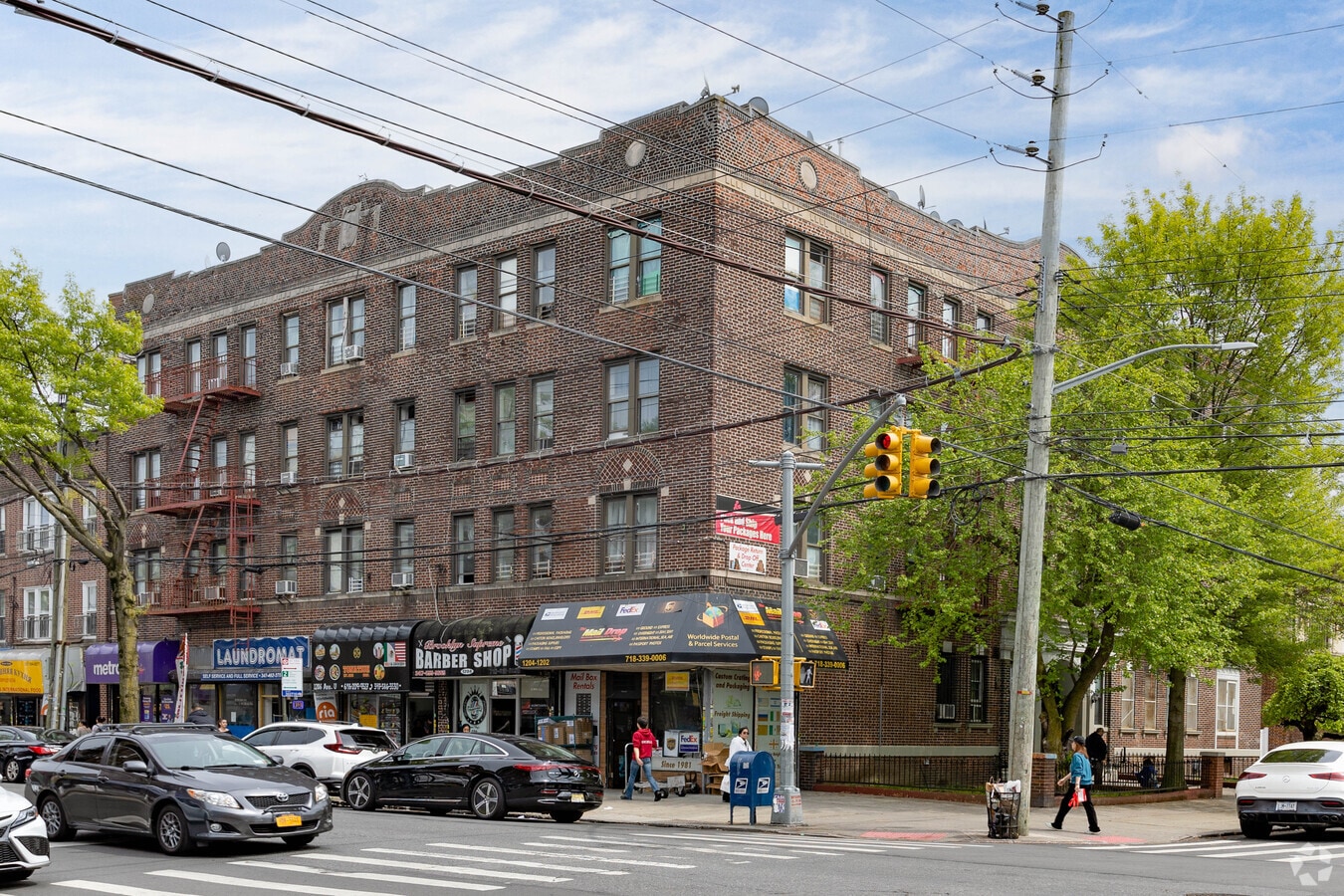 Colonial Court - 2105 E 12th St