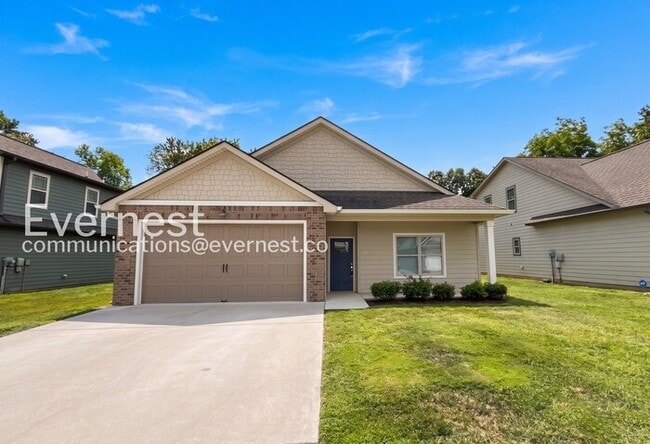 Building Photo - 3 Bed, 2 Bath Home with Garage / Pet-Friendly / Available Now!