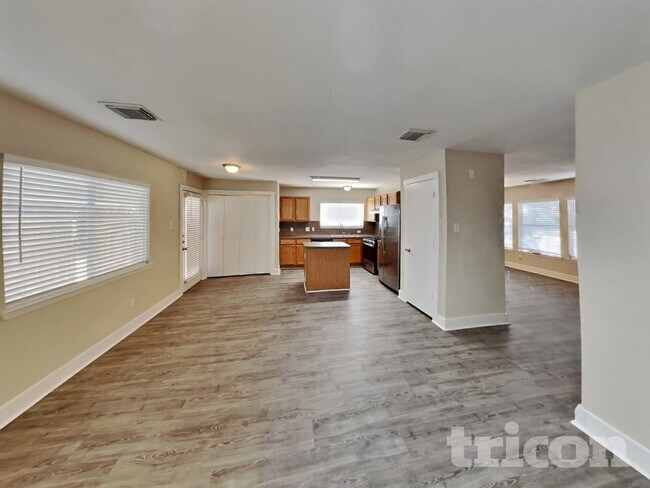 Photo - 823 Lightningbug Ln