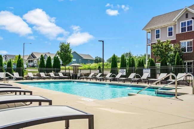 Elan Apartments Sparkling Outdoor Pool