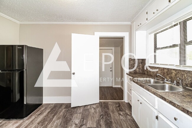Photo - 705 E Hughbert St