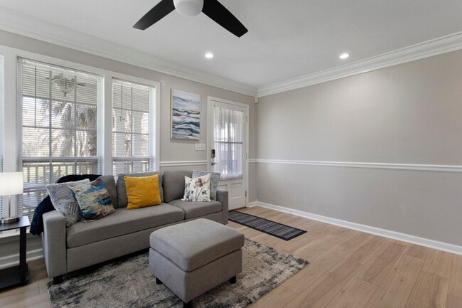 Building Photo - 426 Russell Ave