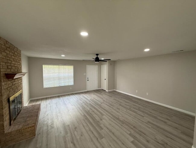 Photo - AVAILABLE NOW - (SECTION 8 ACCEPTED)