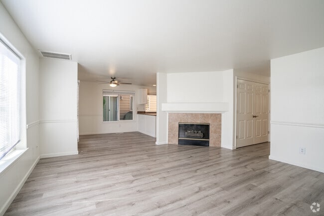 2BR, 2BA - 963SF - Living Room
