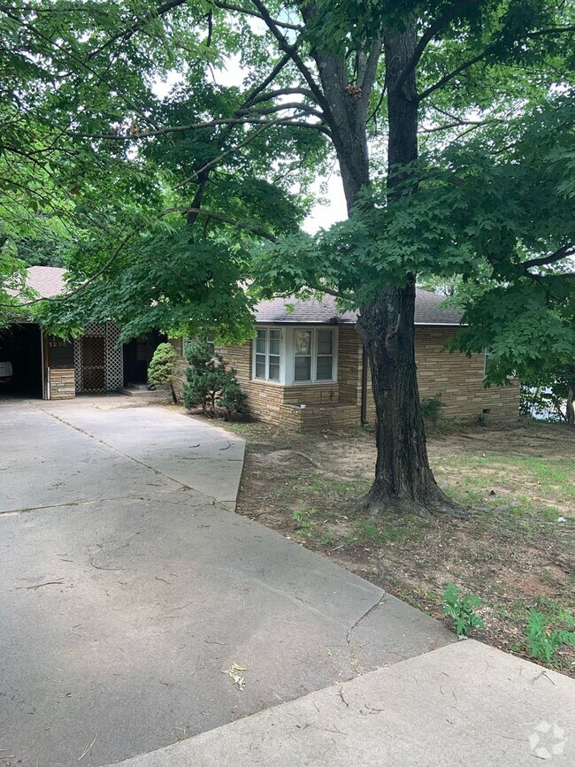 Building Photo - ONLY AVAILABLE TO STUDENTS & FACULTY AT TH... Rental