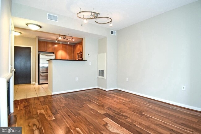 Building Photo - 851 N Glebe Rd Unit 214