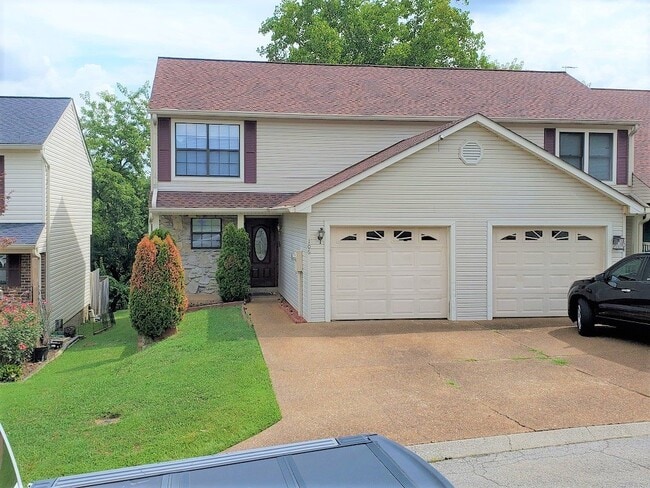 Building Photo - Spacious 3BR/2.5BA Townhouse in The Maples...