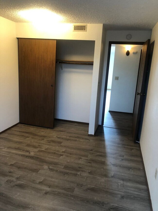 2 Bed/1 Bath, 1000 SqFt, Utilities Pd, Fir... House House Rental in