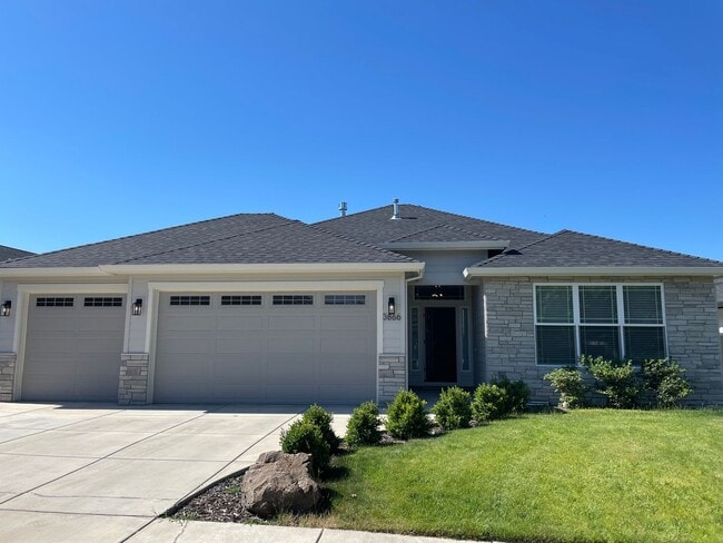 Building Photo - Gorgeous 3 Bedroom 2 Bath Home Built in 2021