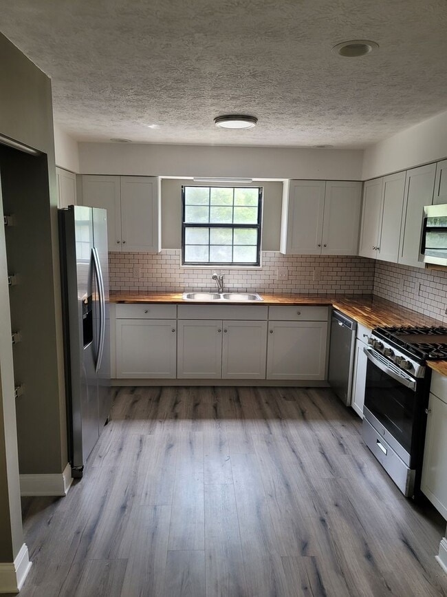 Photo - RENOVATED 2 BDRM, 2 BATH UPSTAIRS CONDO.  ...