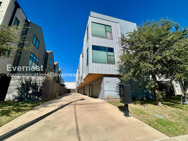 Building Photo - 2711 Kimsey Dr