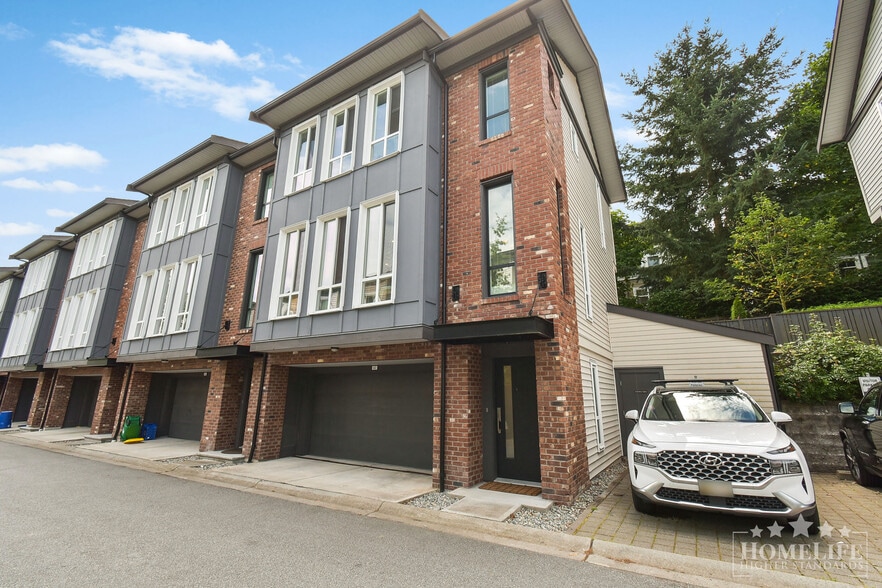 Bright & Spacious Townhome with Rare Large Yard in South Surrey