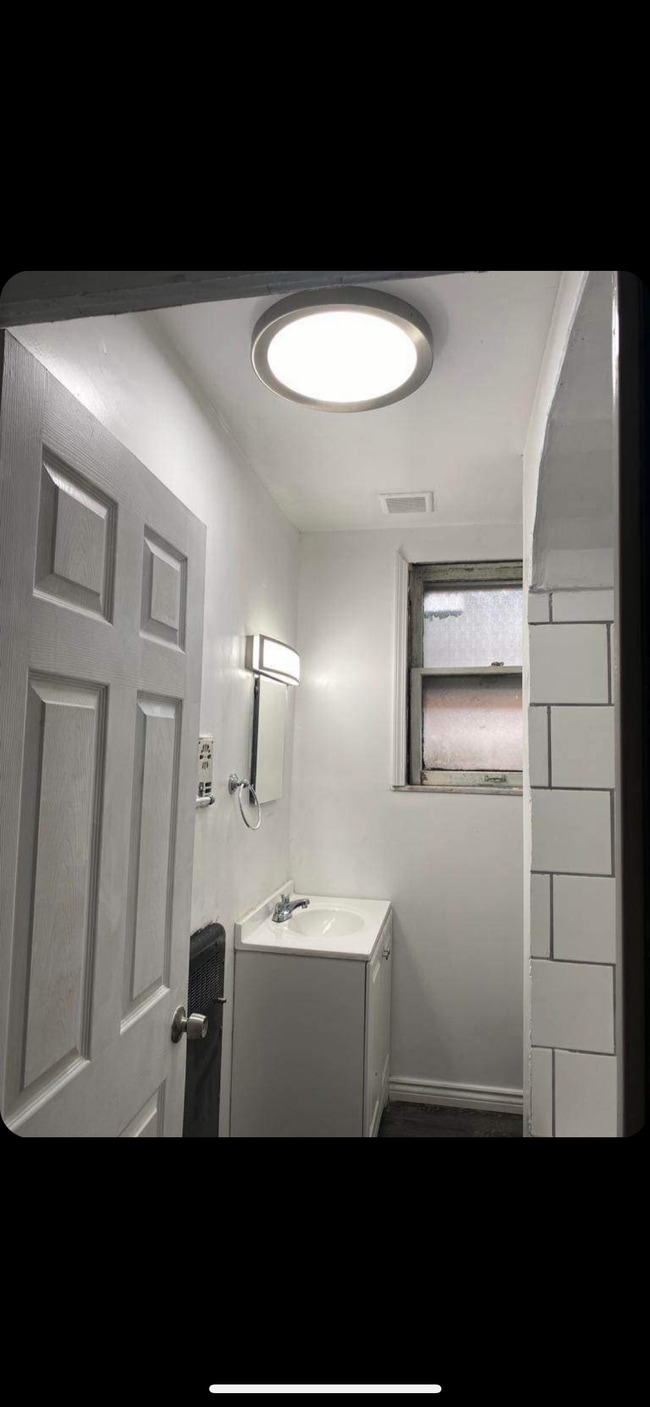 Building Photo - 3377 Parkview Ave Rental
