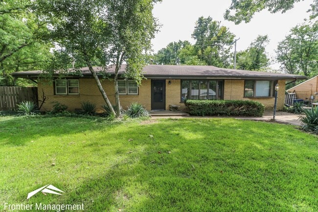 Building Photo - Lovely Single Family Home with Spacious Li...