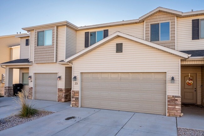 Building Photo - ** Move-In Bonus!** 3 Bed 2.5 Bath Townhom...
