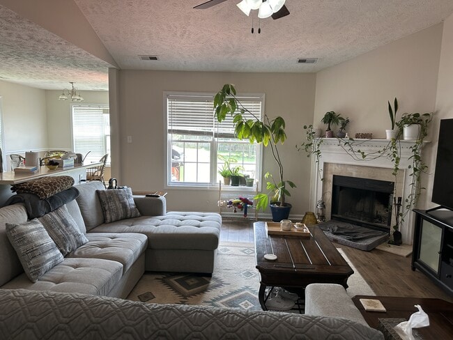 Photo - 590 Americana Dr
