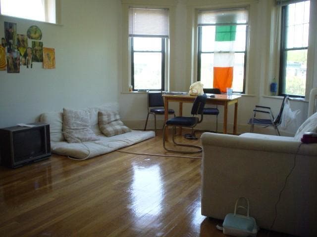 Building Photo - 1412 Commonwealth Ave Rental