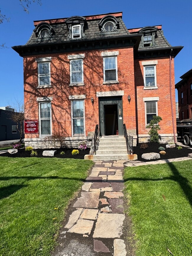 Building Photo - 221 Alexander St