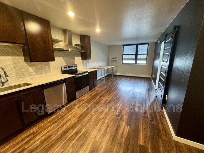 Photo - 208 E Greenfield Ln