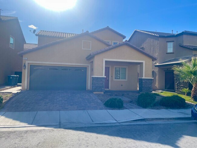 Building Photo - 3 bed 3 bath 2 car Garage in the Southwest, The Bend