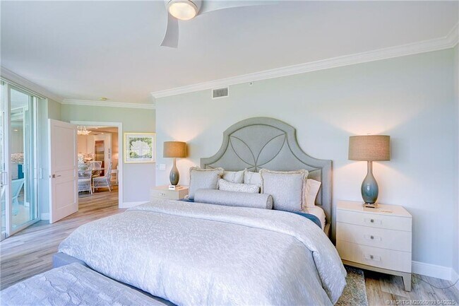 Photo - 5799 NE Island Cove Way Unidad 1104