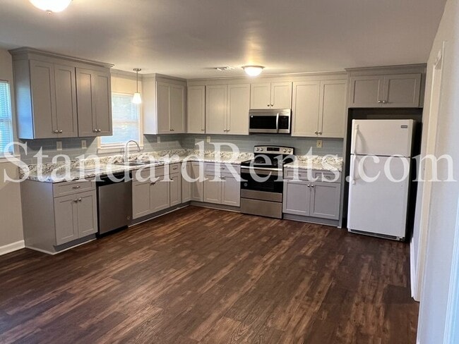 Photo - Ranch with Large Yard!