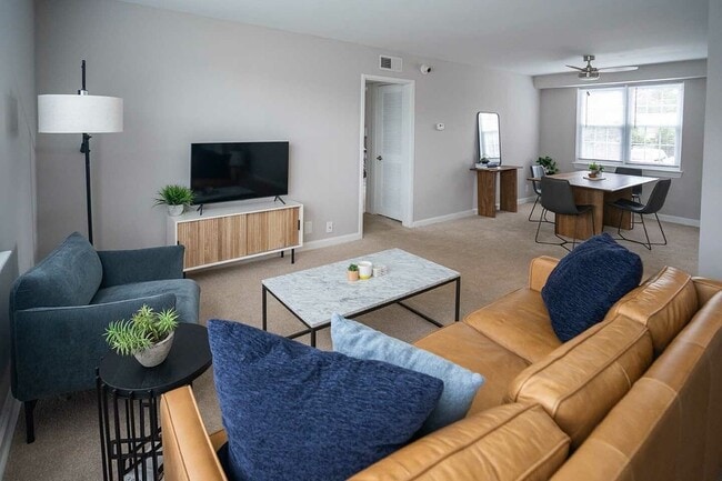 Living and Dining - Greenview at Chestnut Run