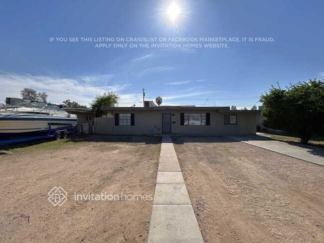 Building Photo - 1811 E Clarendon Ave