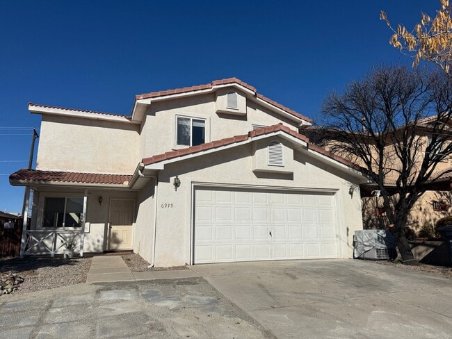 Building Photo - Quail Springs 2 Story!