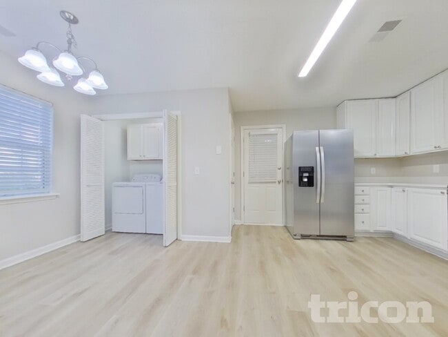 Photo - 911 Bentley Dr