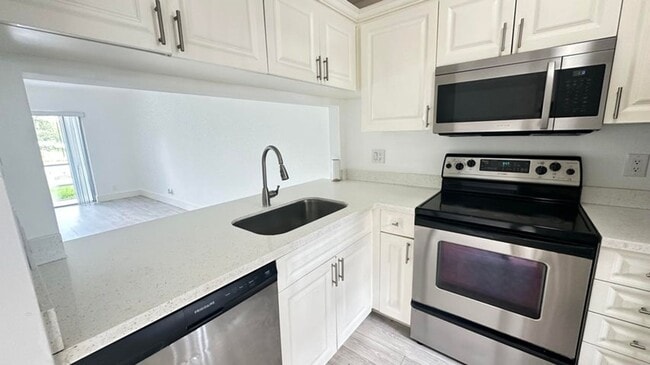 Photo - 9991 Three Lakes Cir