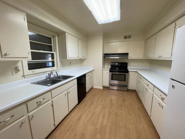 Photo - SOUTHAVEN SCHOOLS, 4 BEDROOMS!