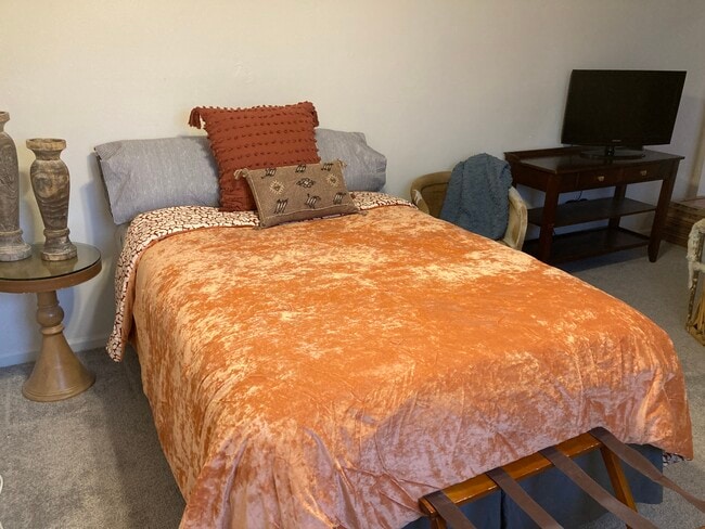 Bedroom - 833 E Seneca St
