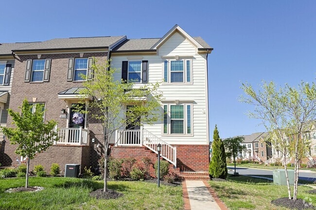 Building Photo - Welcome home to this move-in ready end uni...