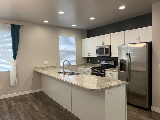 Large Kitchen - 3657 W Sunrise Sky Ln Rental