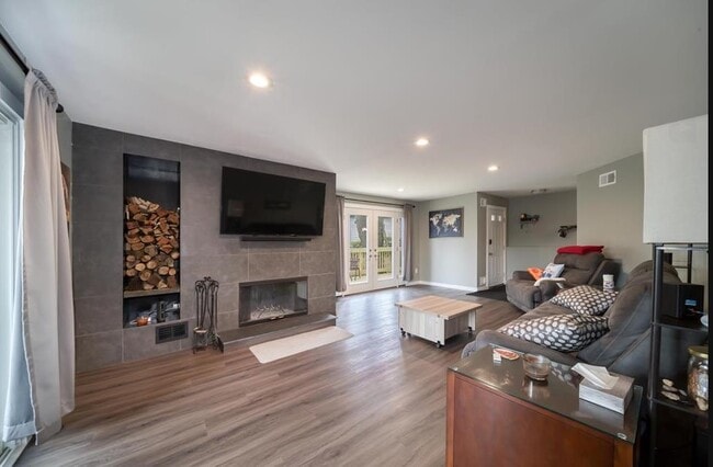 Building Photo - 302 Heights Dr