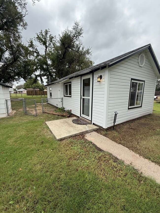 Building Photo - Adorable 1 bedroom cottage style home