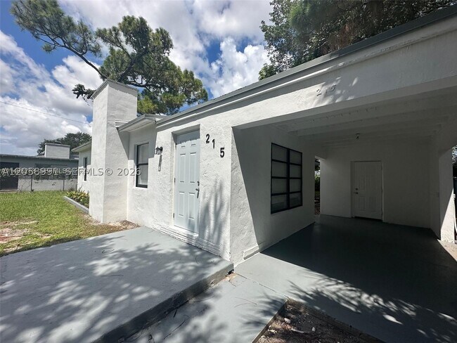 215 SW 21st St