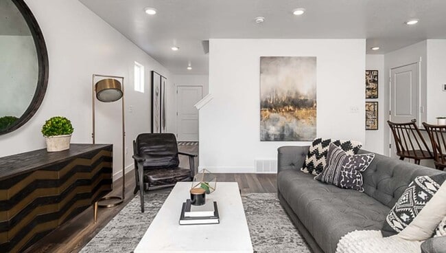 Photo - Newer Somersett Court Townhome!!