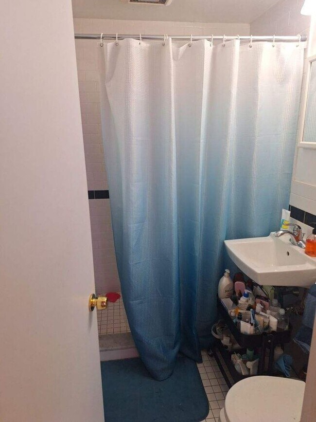 Huge 2 bedroom pet friendly unit near the ... - Huge 2 bedroom pet friendly unit near the ... House
